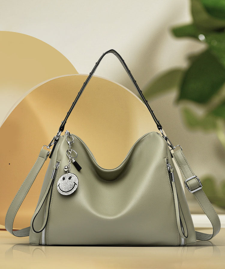 Cartera de Gran Capacidad con Colgante Sonriente – Modelo Suave y Moderno