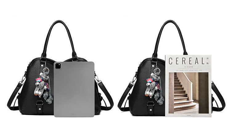 Bolso Mediano Suave de Tacto Liso, con Doble Asa, con Cierre Principal y Muñeco Decorativo