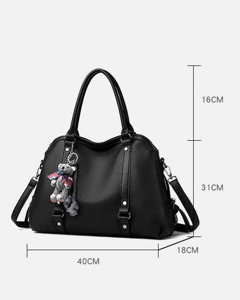 Bolso Mediano Suave de Tacto Liso, con Doble Asa, con Cierre Principal y Muñeco Decorativo