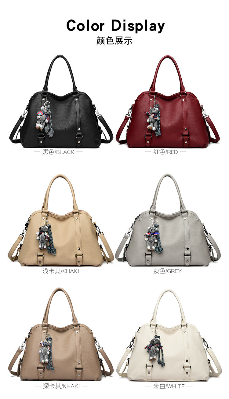 Bolso Mediano Suave de Tacto Liso, con Doble Asa, con Cierre Principal y Muñeco Decorativo