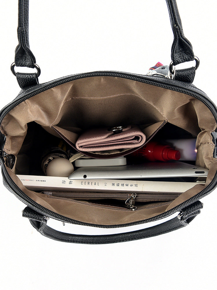 Bolso Mediano Suave de Tacto Liso, con Doble Asa, con Cierre Principal y Muñeco Decorativo