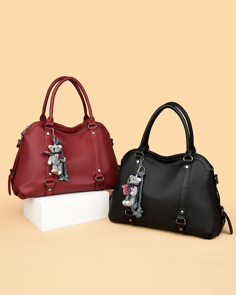 Bolso Mediano Suave de Tacto Liso, con Doble Asa, con Cierre Principal y Muñeco Decorativo