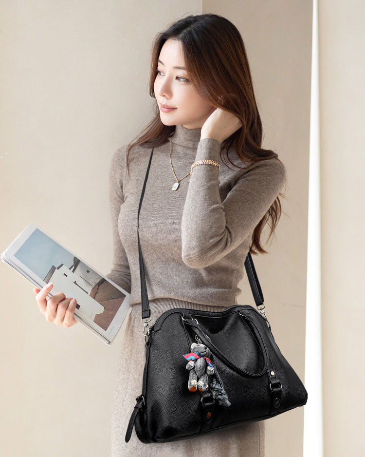 Bolso Mediano Suave de Tacto Liso, con Doble Asa, con Cierre Principal y Muñeco Decorativo