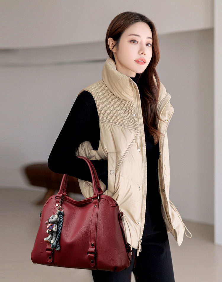 Bolso Mediano Suave de Tacto Liso, con Doble Asa, con Cierre Principal y Muñeco Decorativo