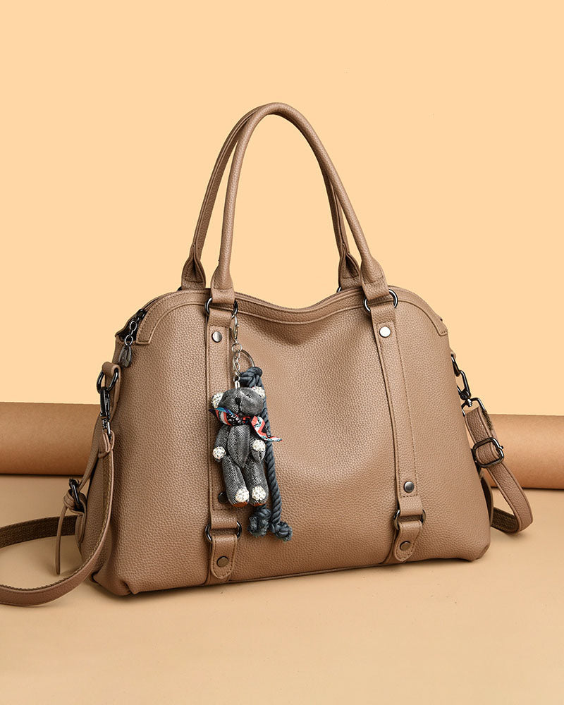 Bolso Mediano Suave de Tacto Liso, con Doble Asa, con Cierre Principal y Muñeco Decorativo