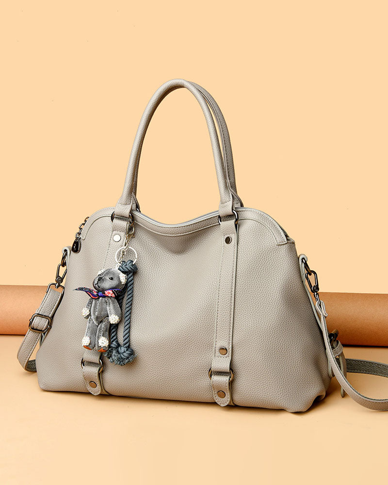 Bolso Mediano Suave de Tacto Liso, con Doble Asa, con Cierre Principal y Muñeco Decorativo