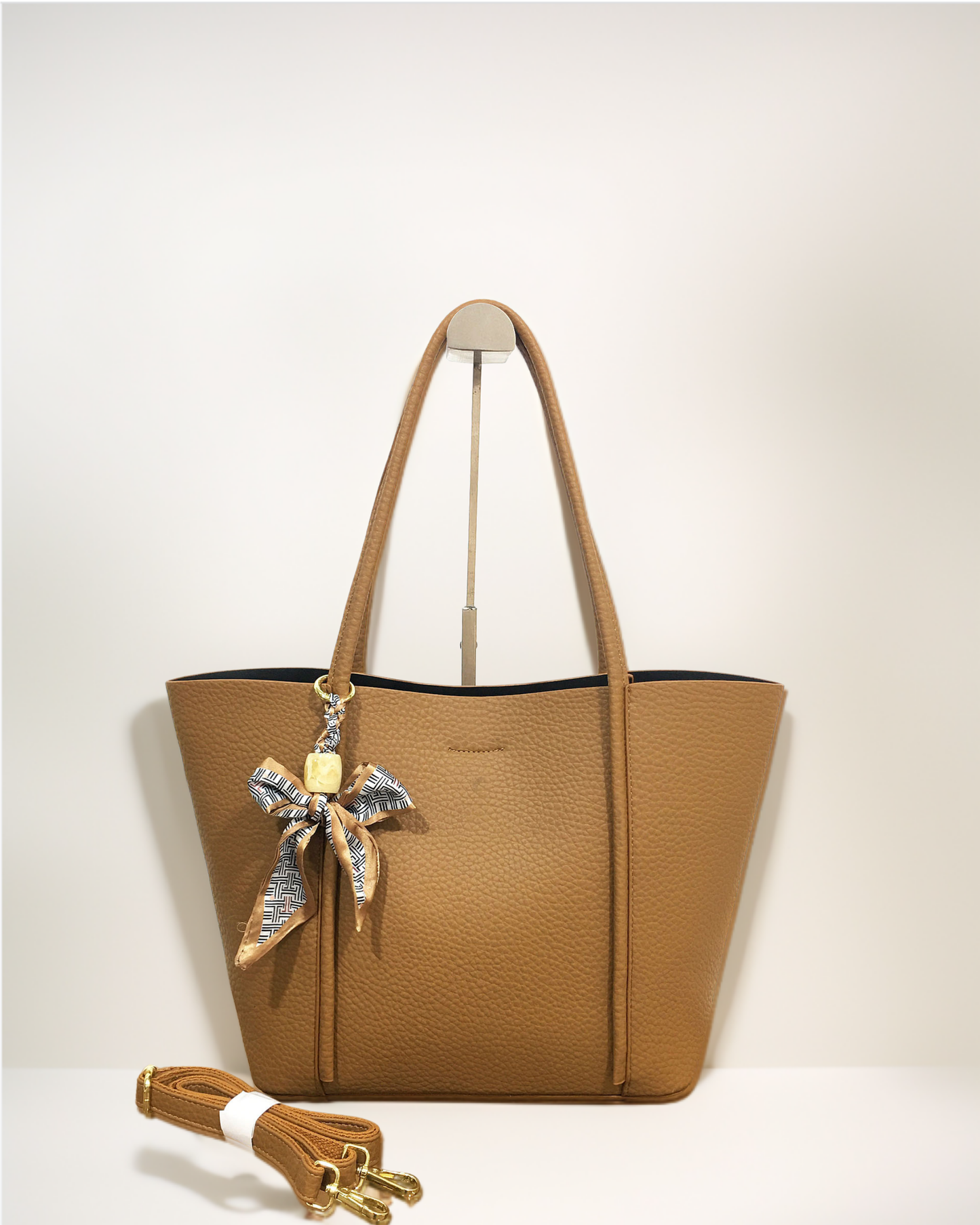 Cartera de Gran Capacidad con Pañuelo Decorativo – Diseño Suave y Espacioso, Interior con divisiones