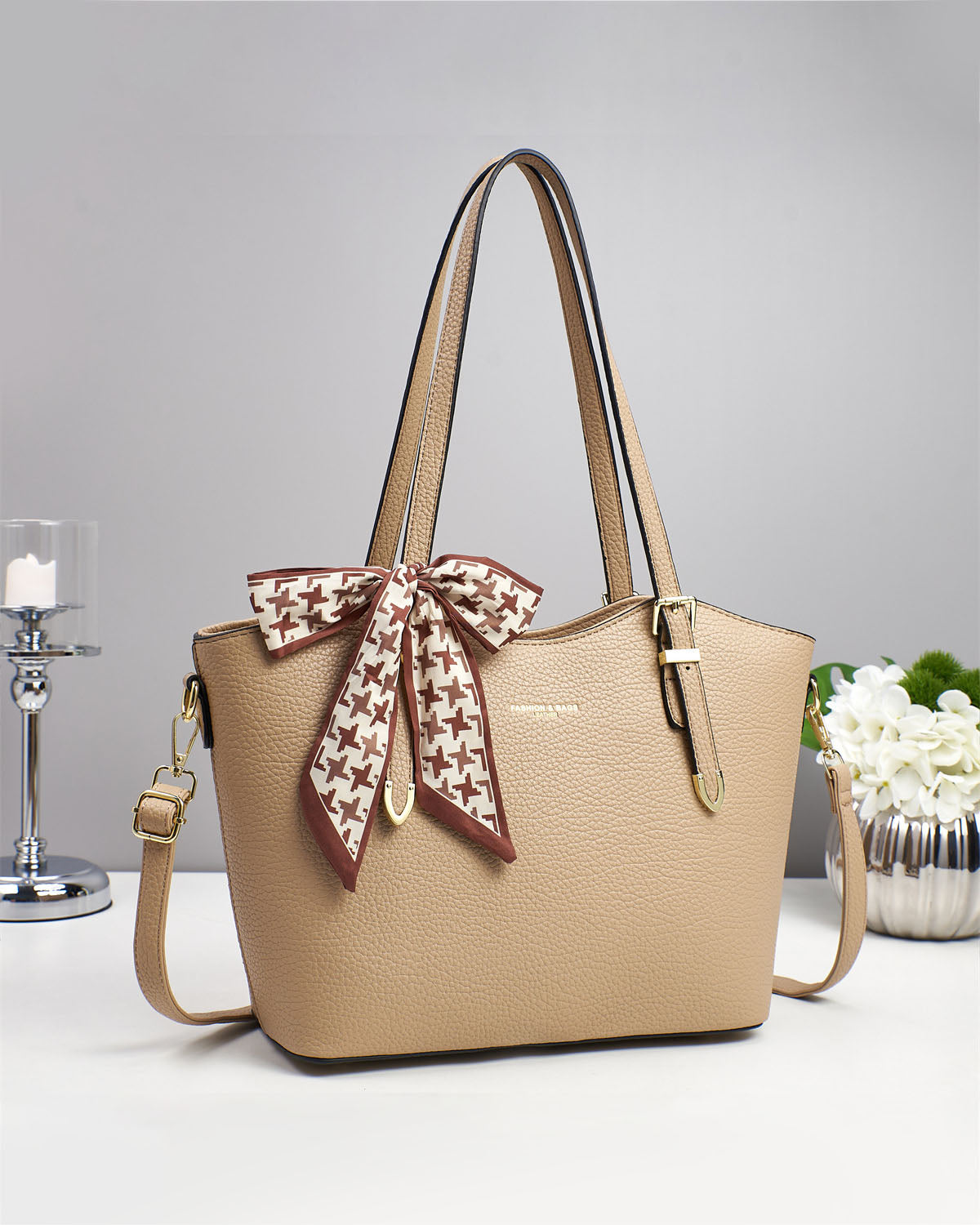 Cartera espaciosa con tiros para uso en hombro