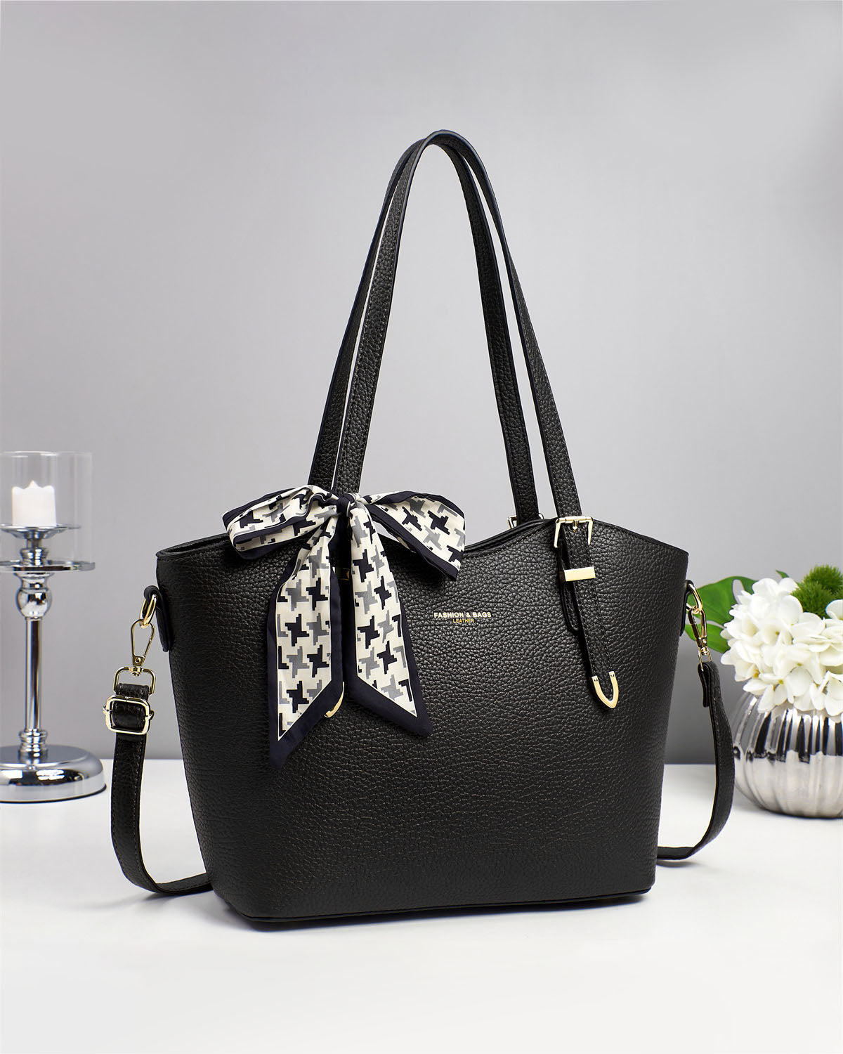 Cartera espaciosa con tiros para uso en hombro