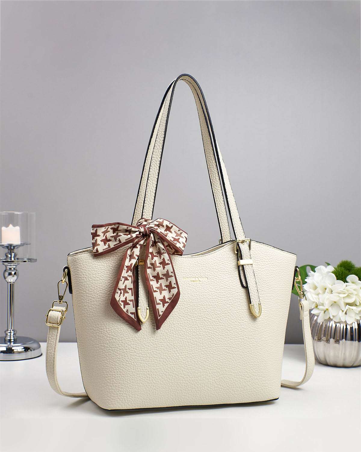 Cartera espaciosa con tiros para uso en hombro