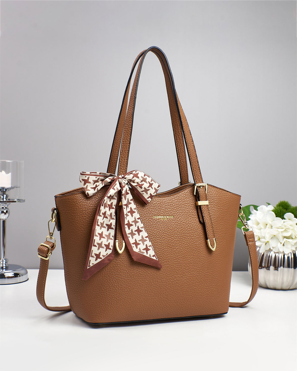 Cartera espaciosa con tiros para uso en hombro