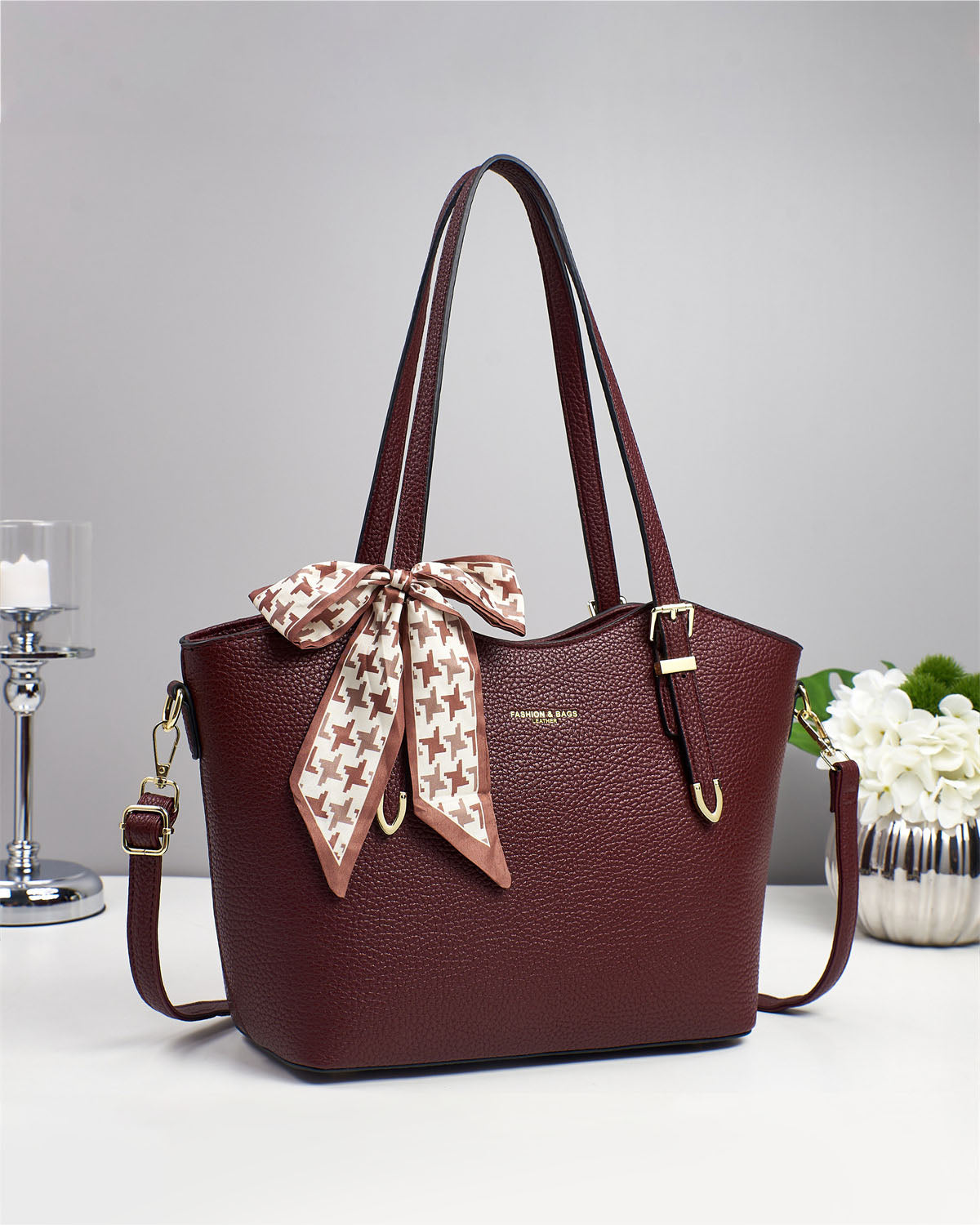 Cartera espaciosa con tiros para uso en hombro