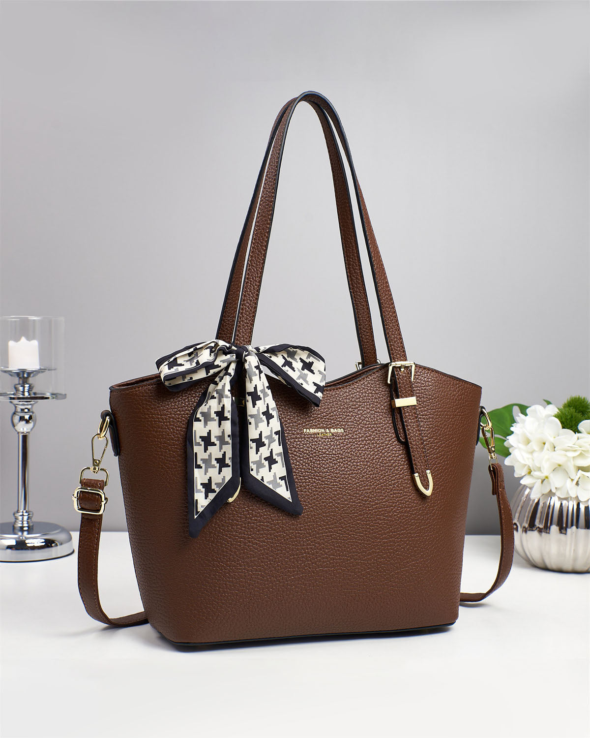 Cartera espaciosa con tiros para uso en hombro