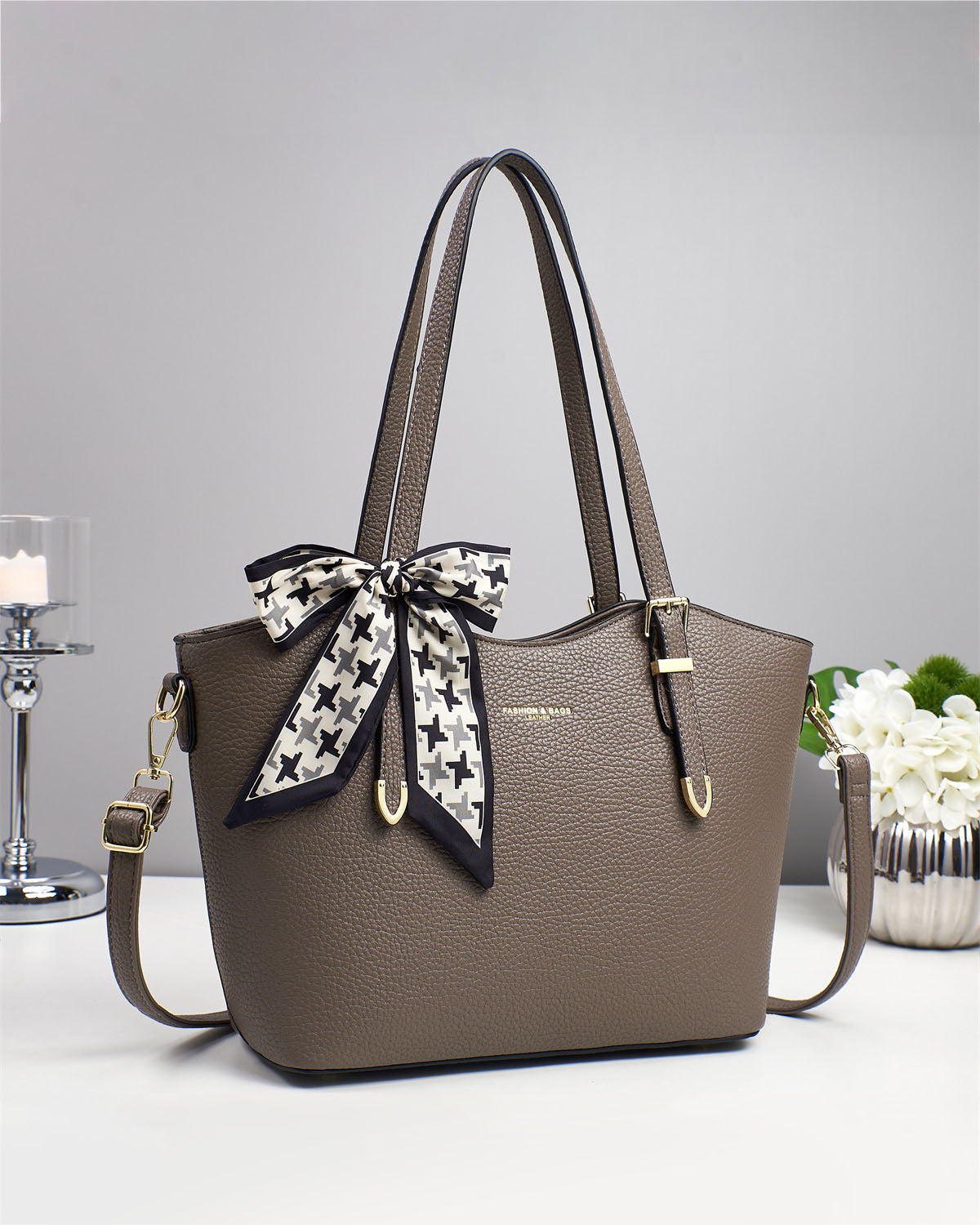 Cartera espaciosa con tiros para uso en hombro