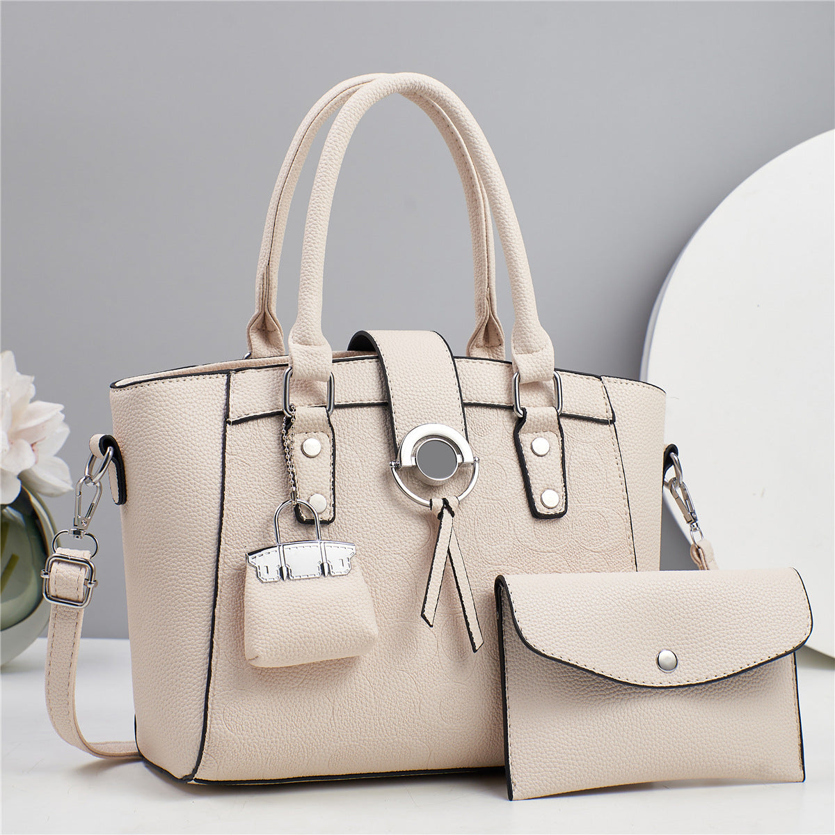 Cartera mediana espaciosa con sobre y llavero