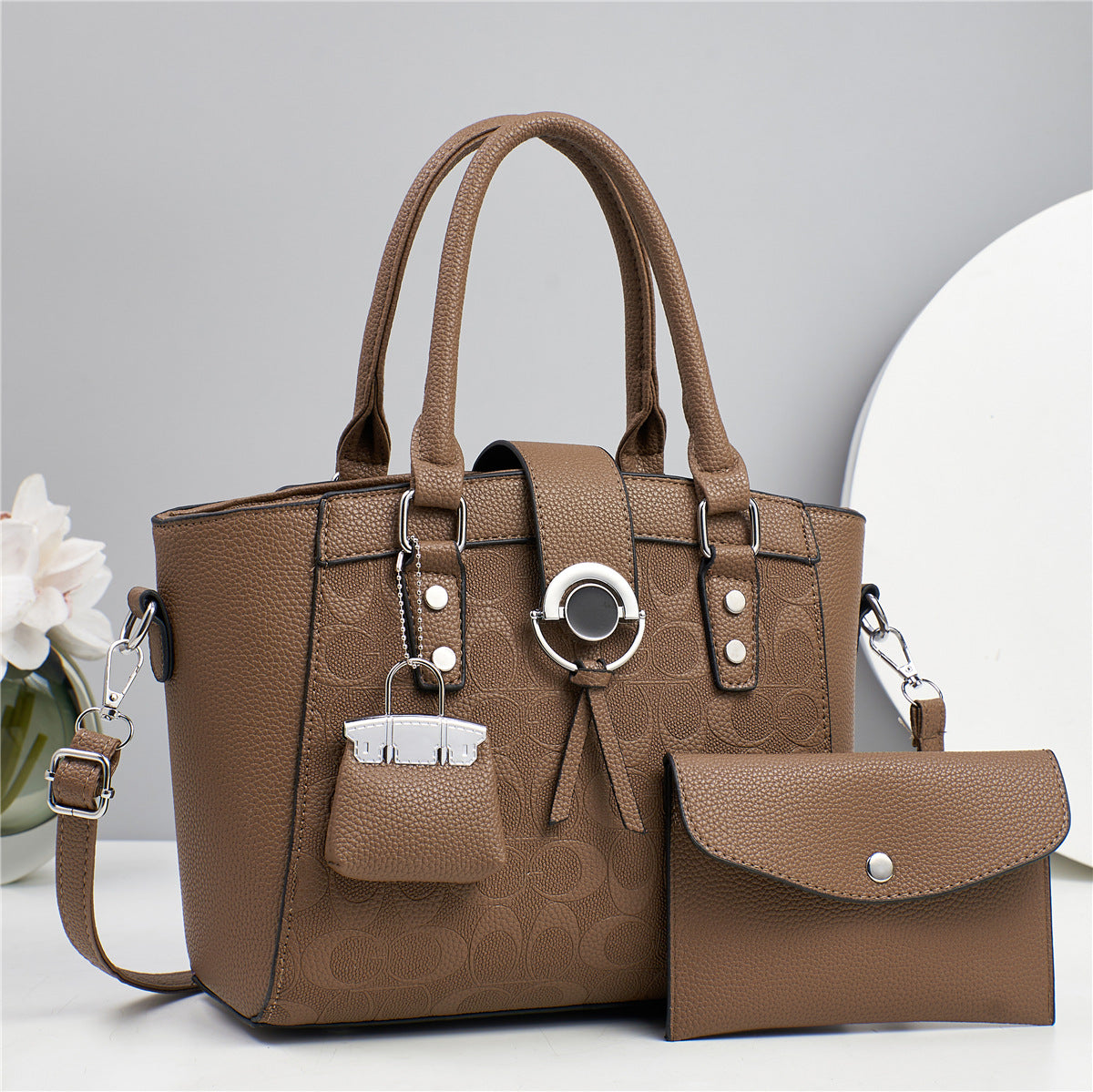 Cartera mediana espaciosa con sobre y llavero