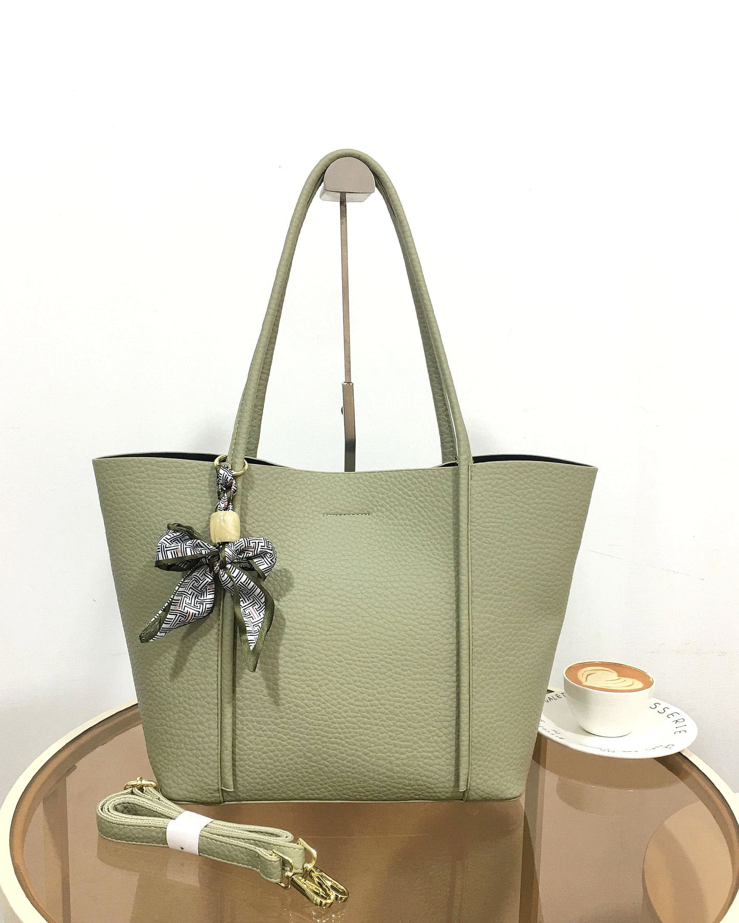 Cartera de Gran Capacidad con Pañuelo Decorativo – Diseño Suave y Espacioso, Interior con divisiones