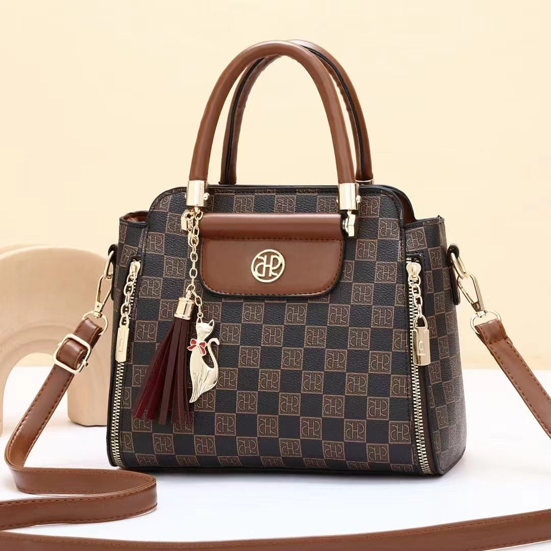 Cartera pequeña con llavero gatuno