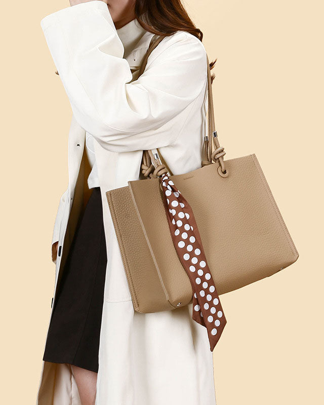 Cartera Tipo Tote de Asas Largas con Pañuelo Decorativo y Estuche Interno removible  – Diseño Texturizado y Práctico