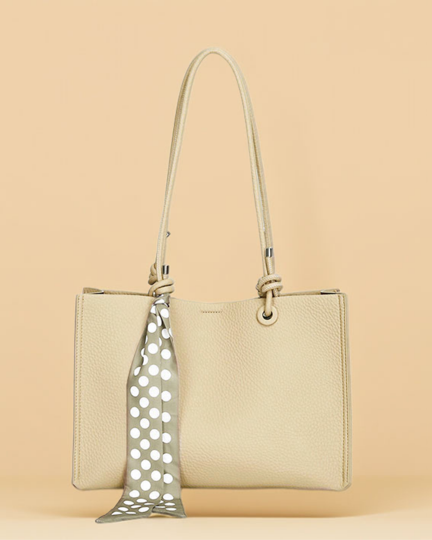 Cartera Tipo Tote de Asas Largas con Pañuelo Decorativo y Estuche Interno removible  – Diseño Texturizado y Práctico