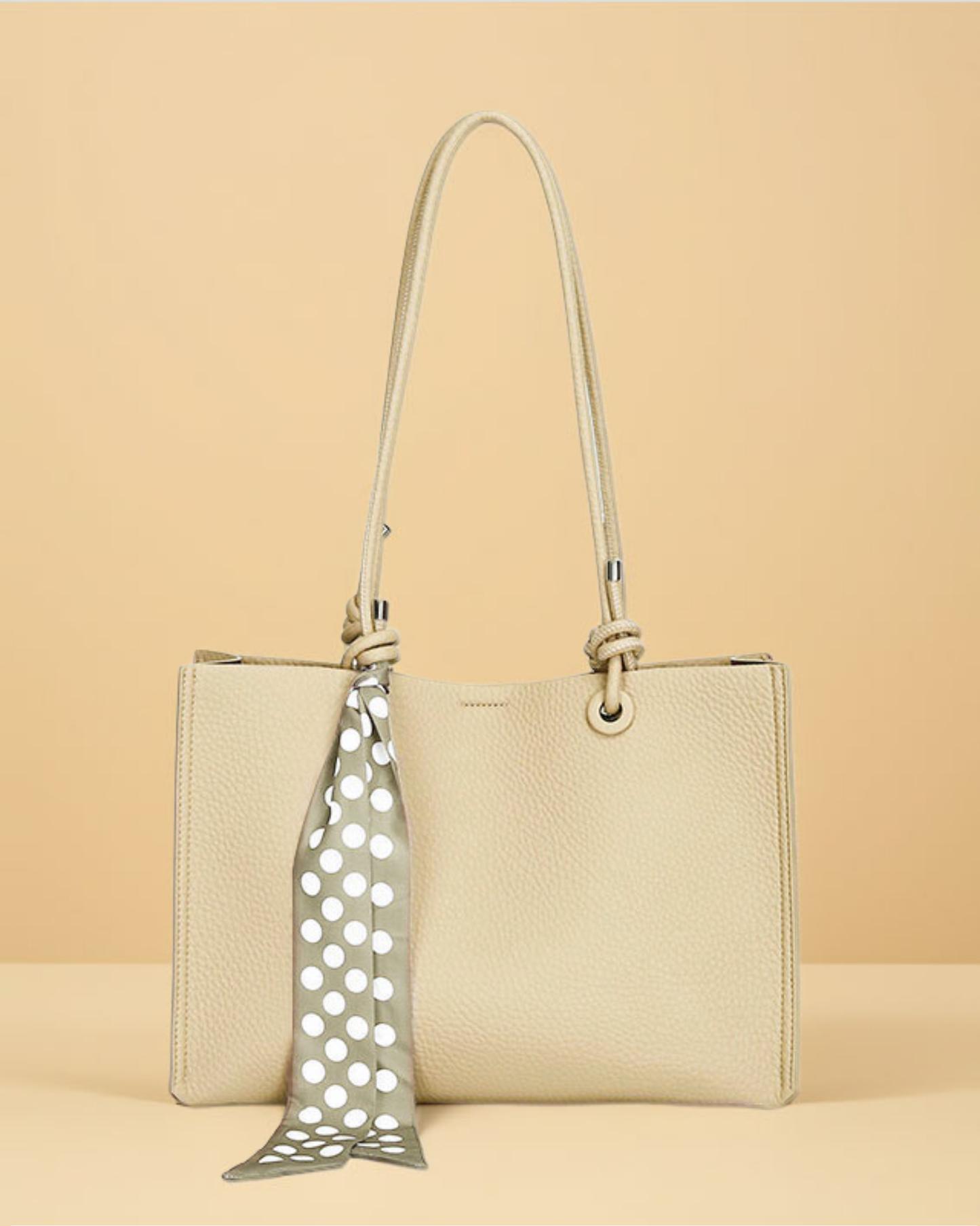 Cartera Tipo Tote de Asas Largas con Pañuelo Decorativo y Estuche Interno removible  – Diseño Texturizado y Práctico