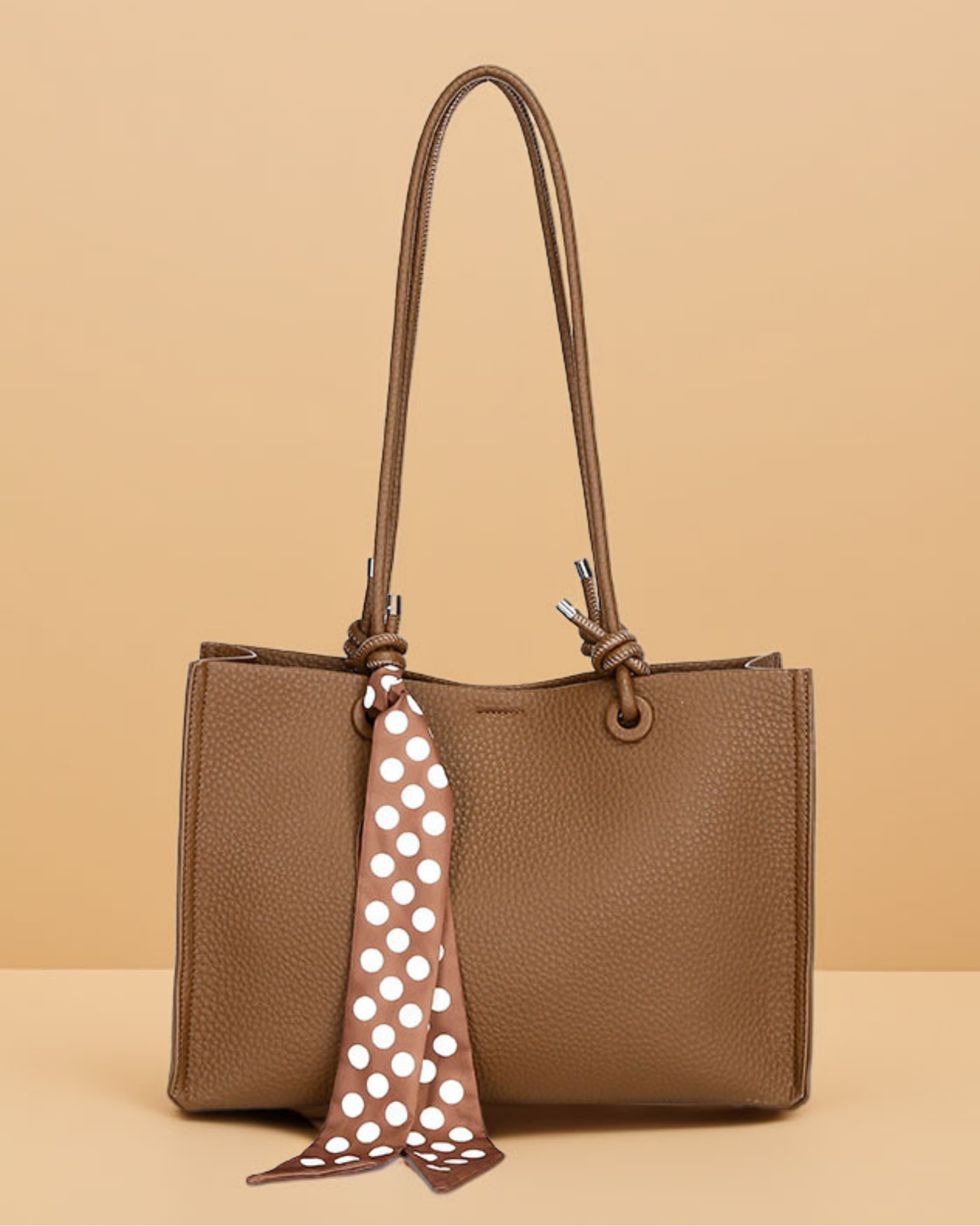 Cartera Tipo Tote de Asas Largas con Pañuelo Decorativo y Estuche Interno removible  – Diseño Texturizado y Práctico