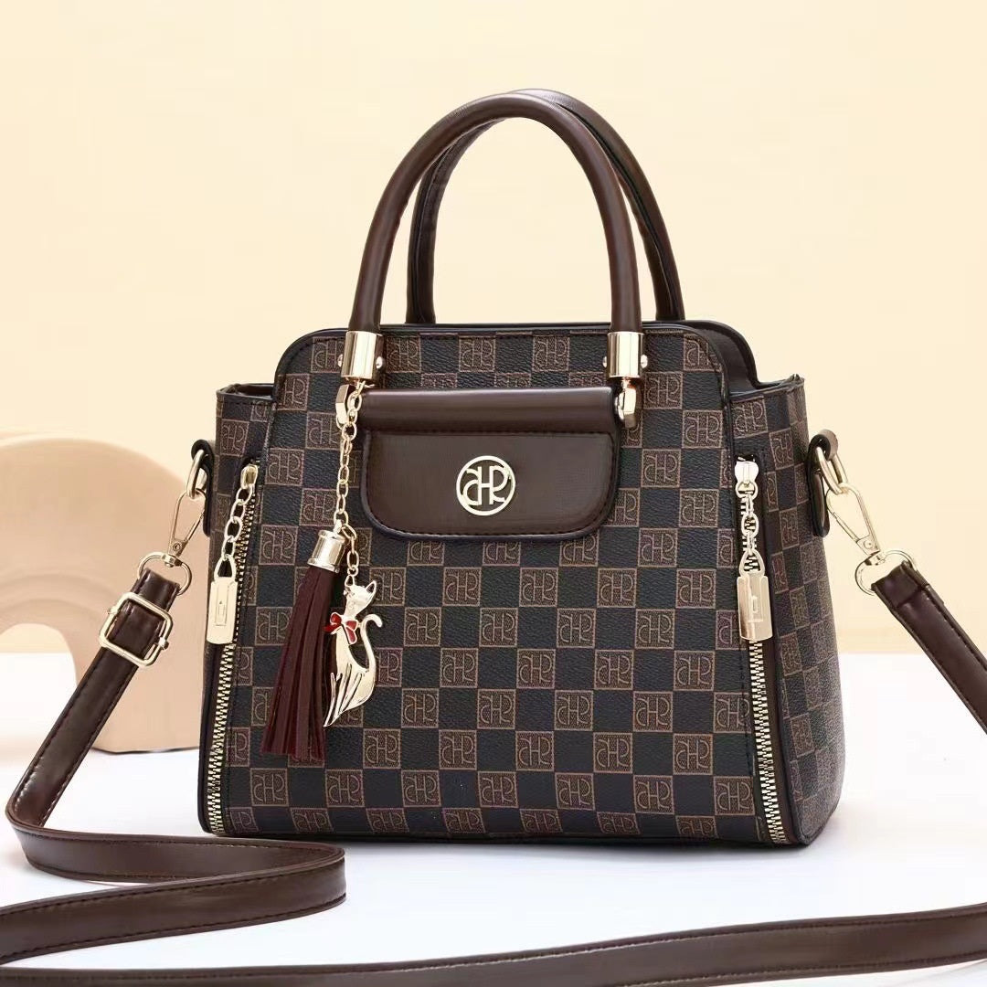 Cartera pequeña con llavero gatuno