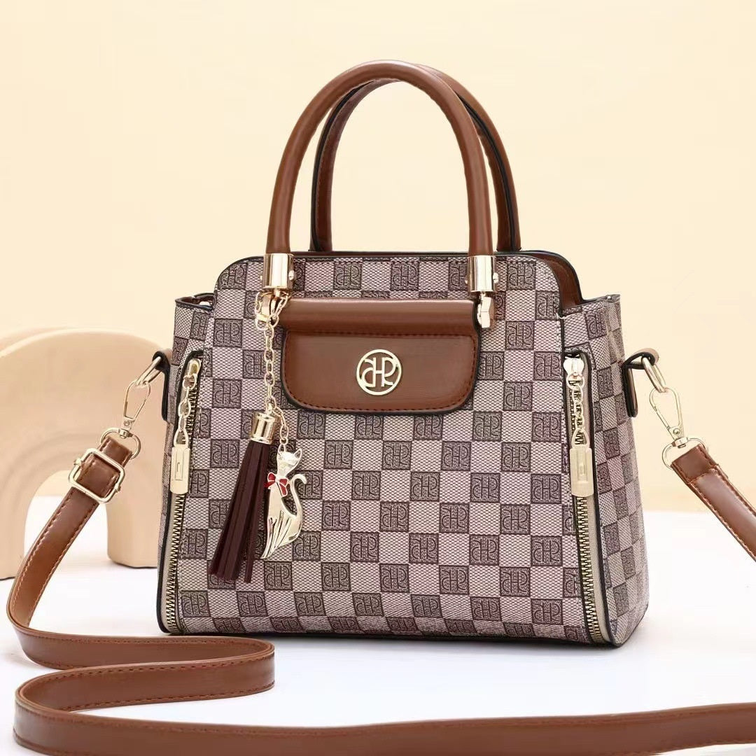 Cartera pequeña con llavero gatuno