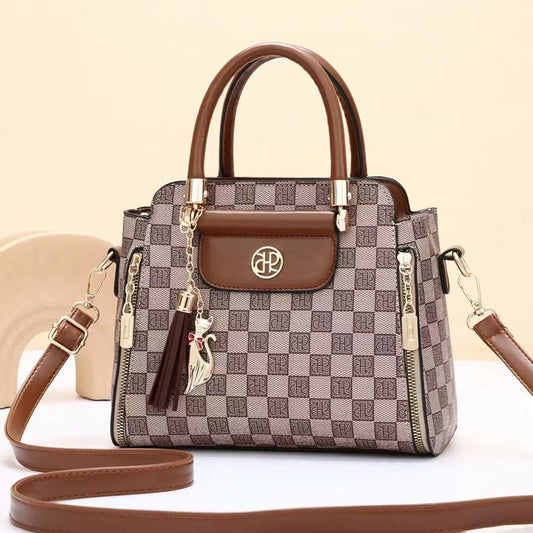 Cartera pequeña con llavero gatuno