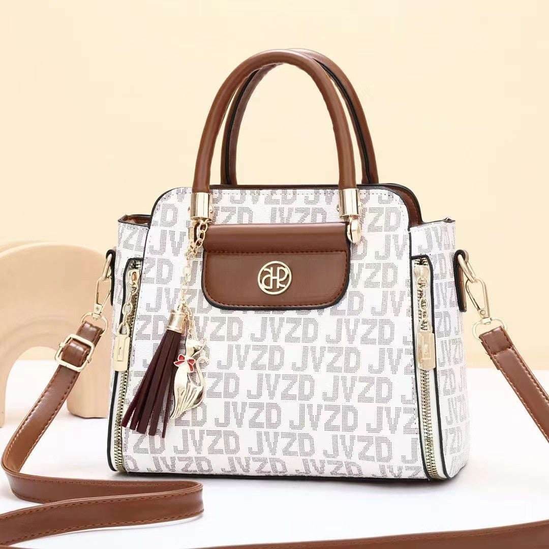 Cartera pequeña con llavero gatuno