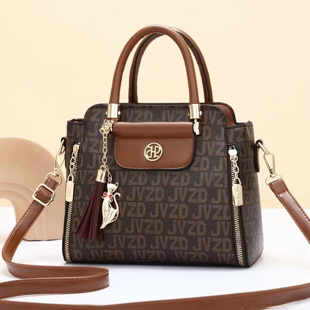 Cartera pequeña con llavero gatuno