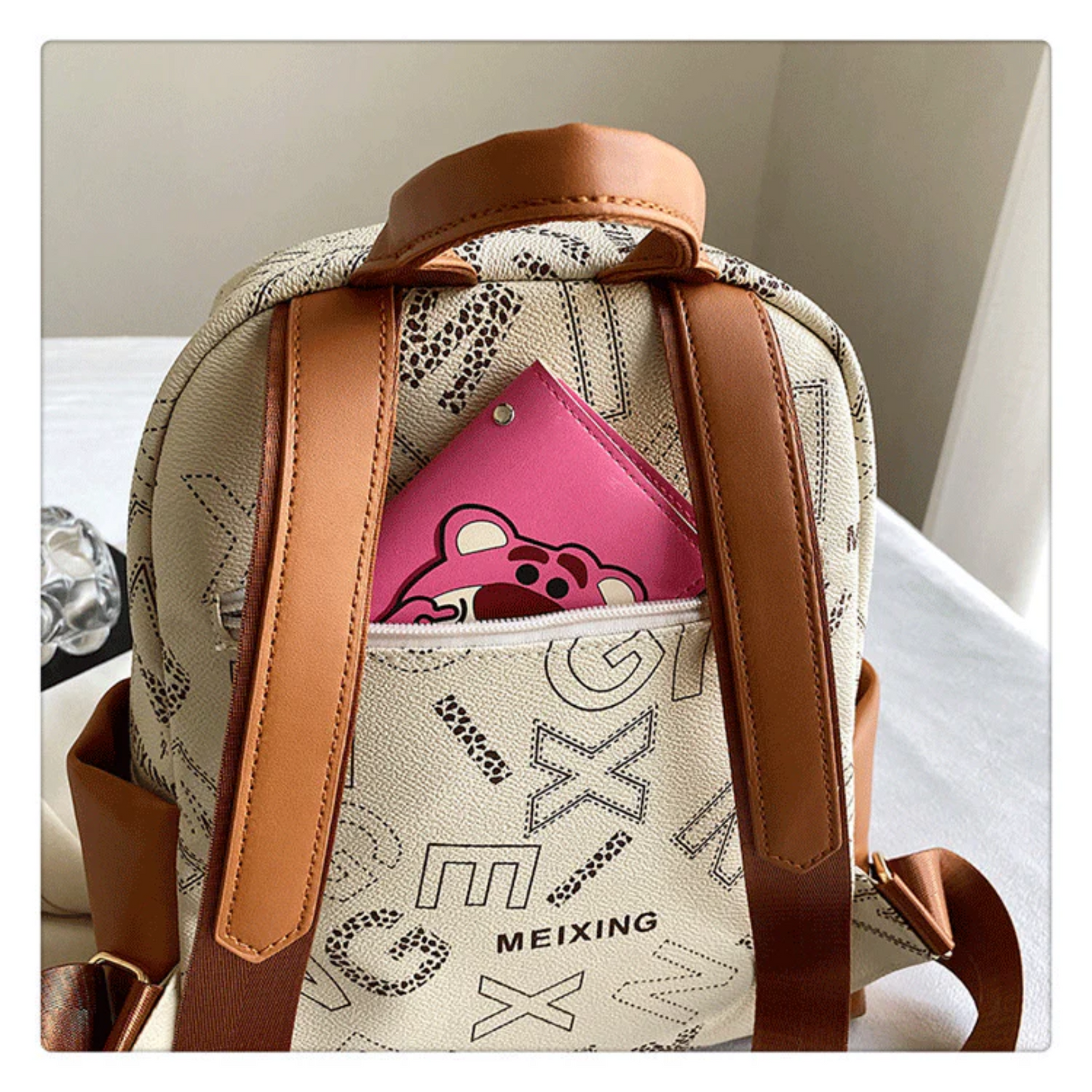 Mochila con Diseños Variados y Detalles Marrones