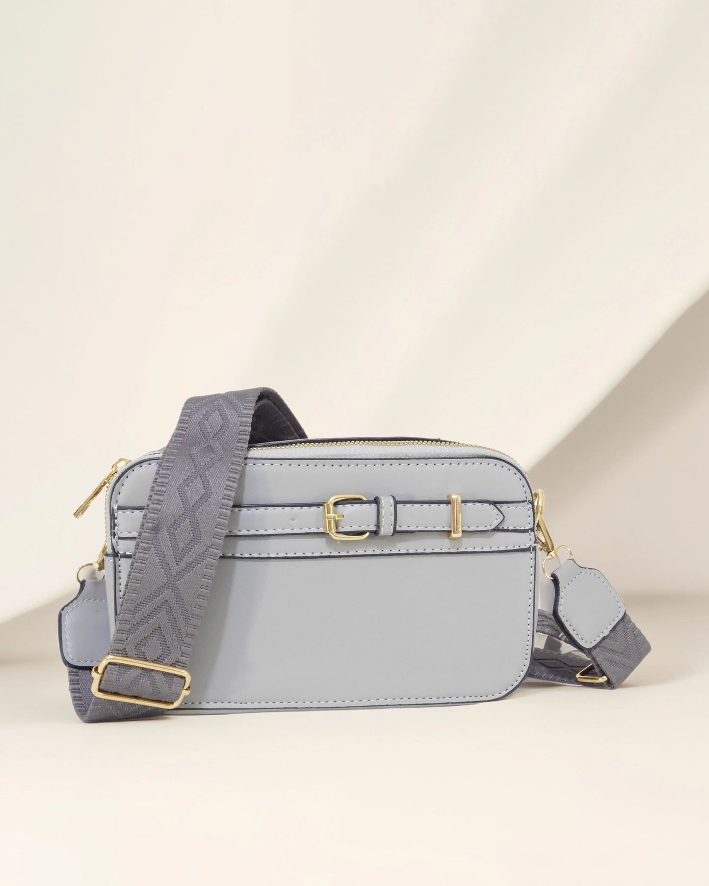 Crossbody con doble zipper y correa decorativa