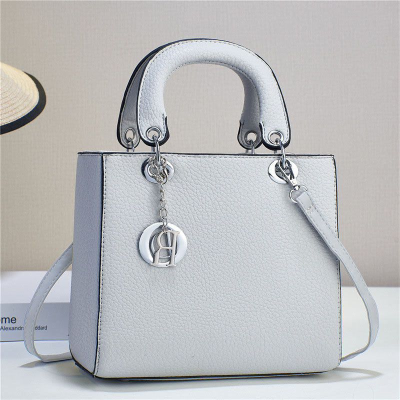 BAG-HO!🎅 • Bolso mediano cuadrado con asas redondeadas, dije metálico plateado con letras