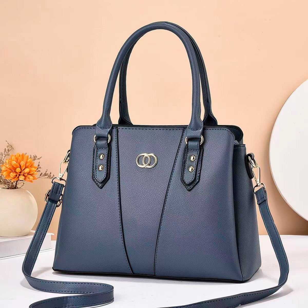 Cartera mediana con detalles en dorado y tiro ajustable par uso en hombro