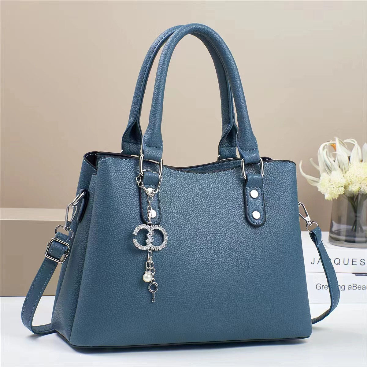 Cartera de mano, tamaño mediano con detalles en plateado