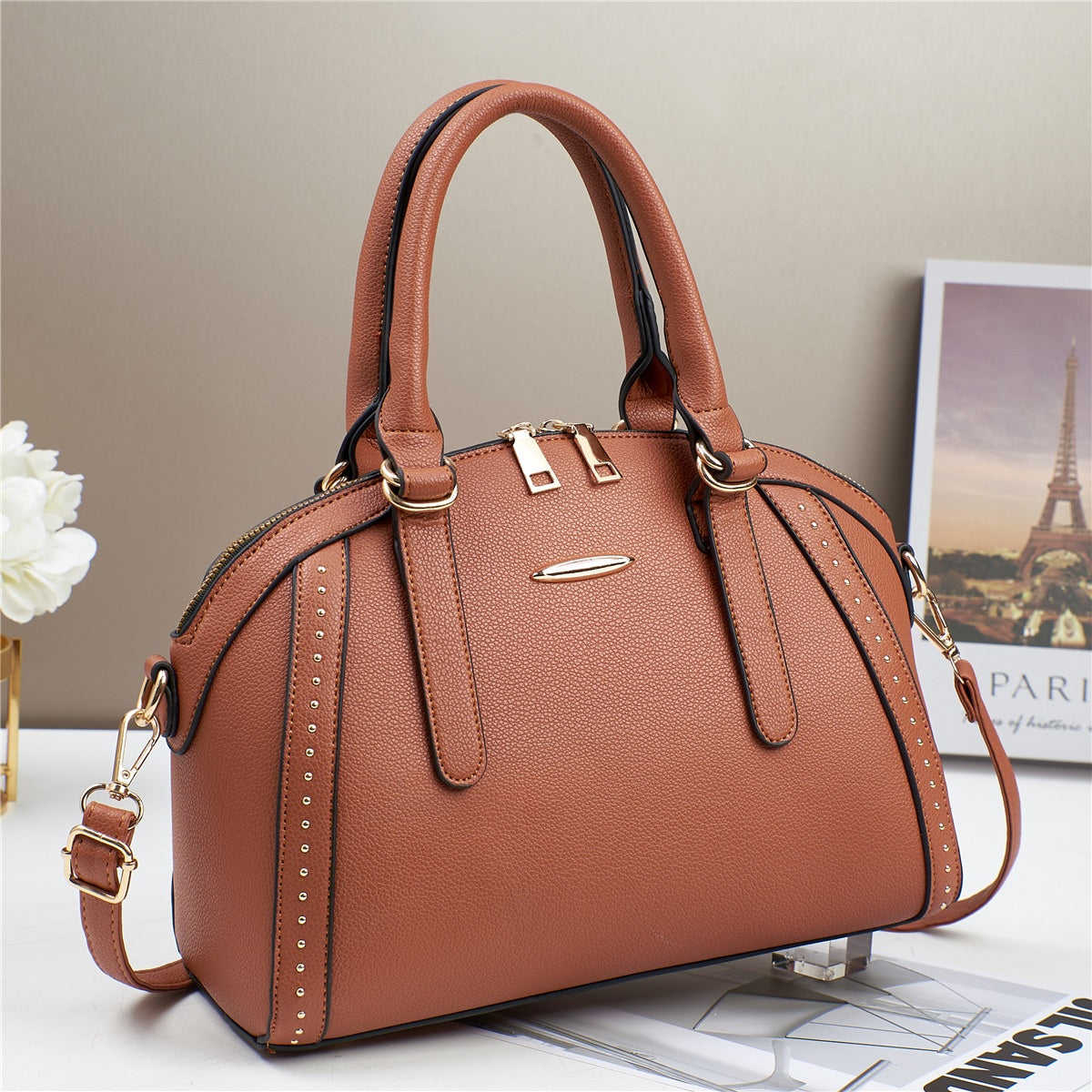 Oferta • Bolso mediano con asas cortas y correa larga ajustable, remaches decorativos en dorado