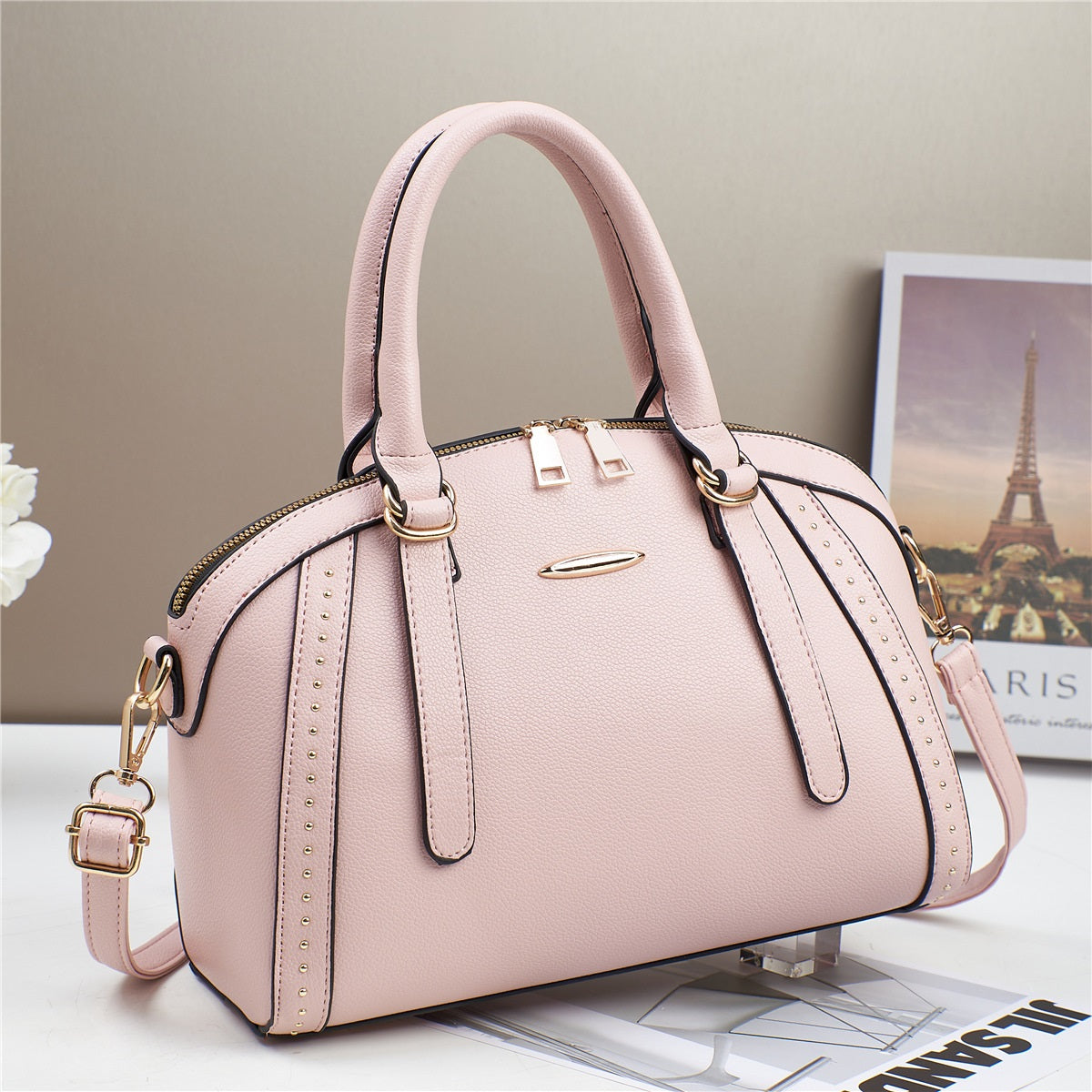 Oferta • Bolso mediano con asas cortas y correa larga ajustable, remaches decorativos en dorado