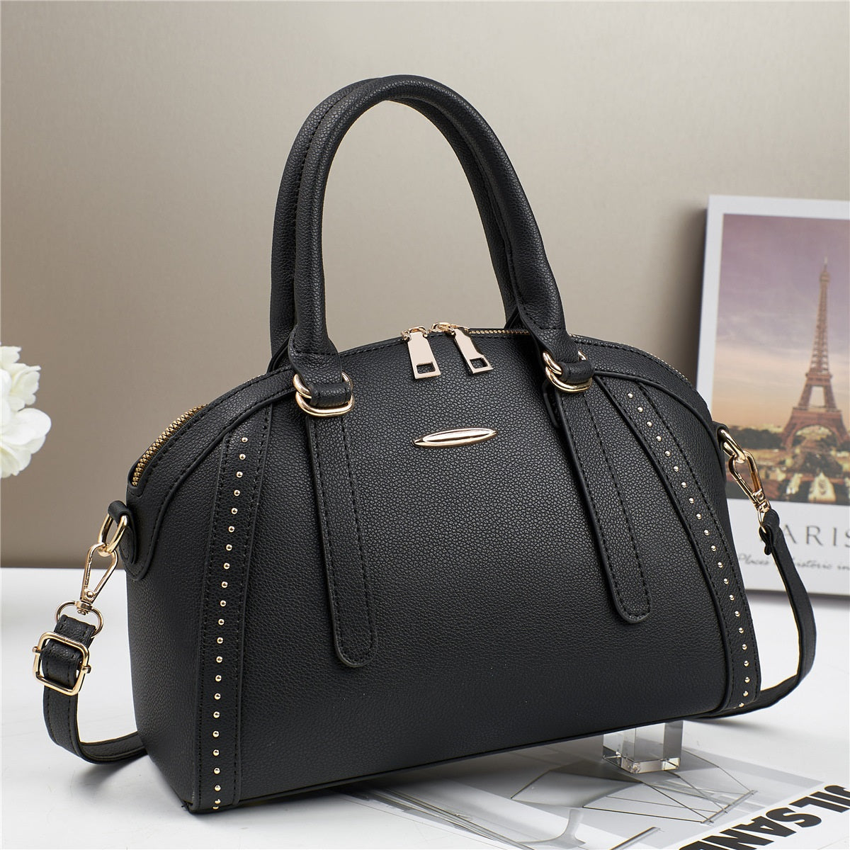 Oferta • Bolso mediano con asas cortas y correa larga ajustable, remaches decorativos en dorado