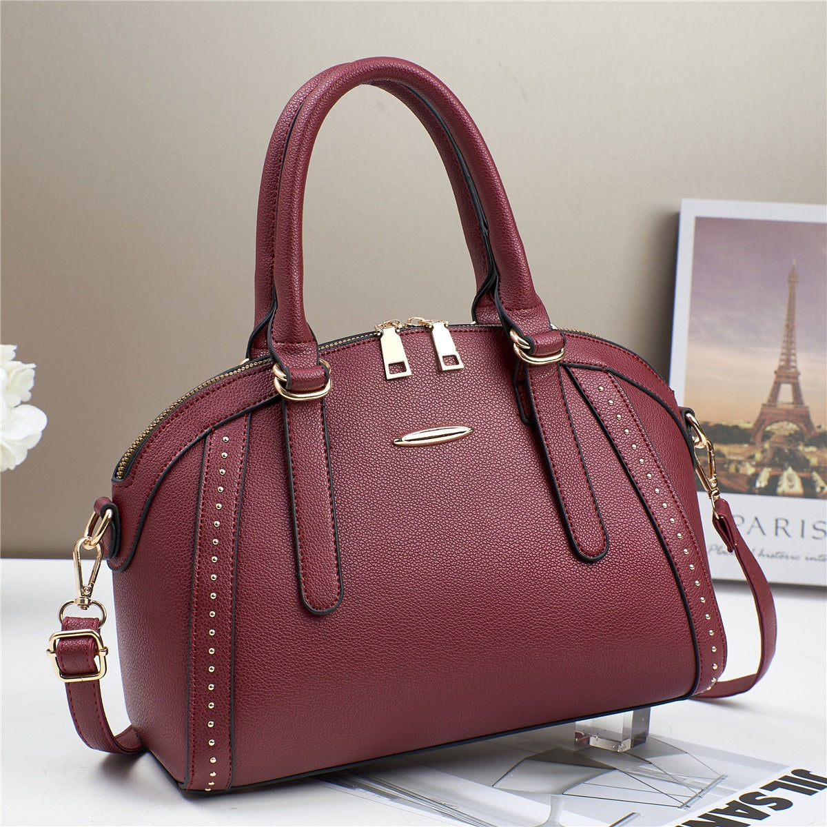 Oferta • Bolso mediano con asas cortas y correa larga ajustable, remaches decorativos en dorado