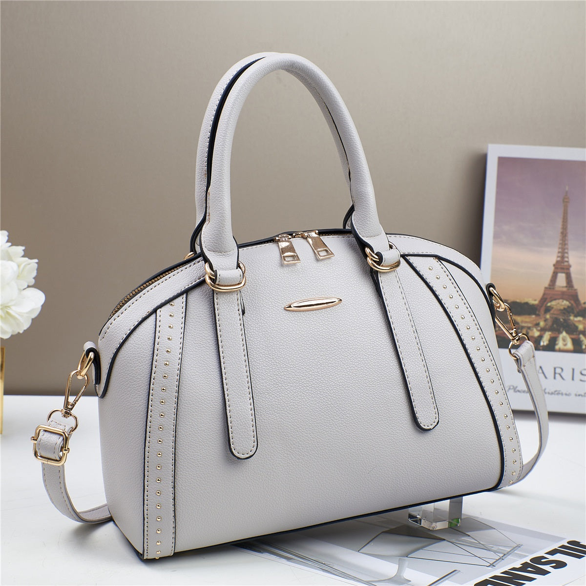 Oferta • Bolso mediano con asas cortas y correa larga ajustable, remaches decorativos en dorado