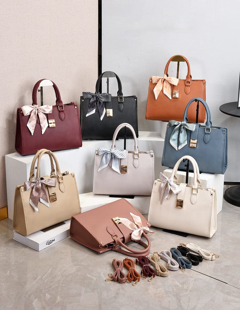 Bolso mediano con Toques Dorados y Pañuelo Decorativo