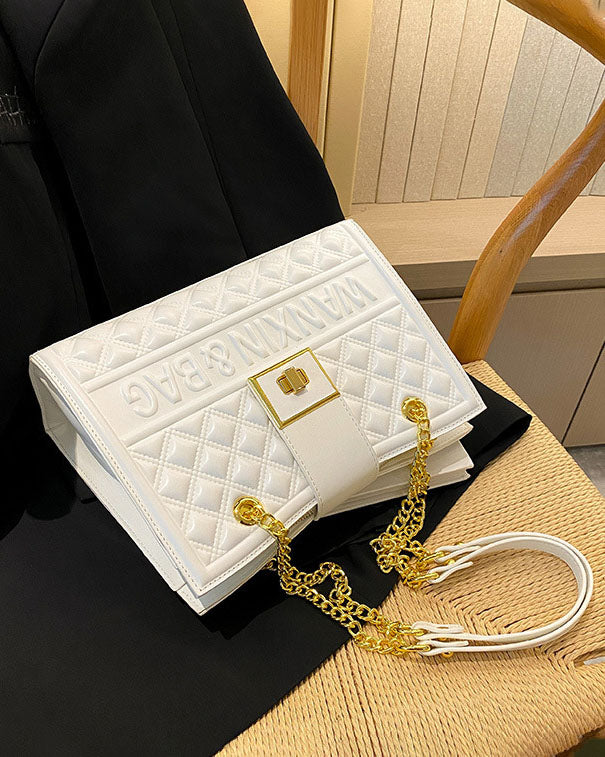 Cartera cuadrada con cadena