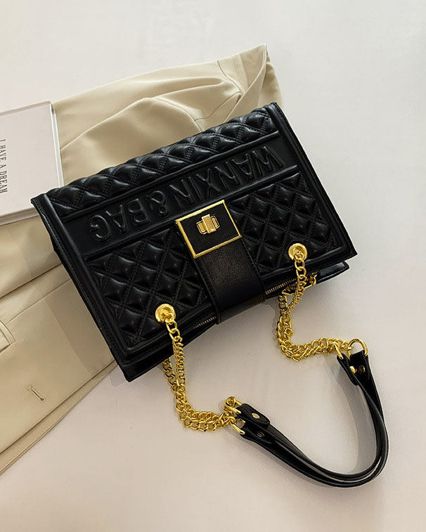 Cartera cuadrada con cadena