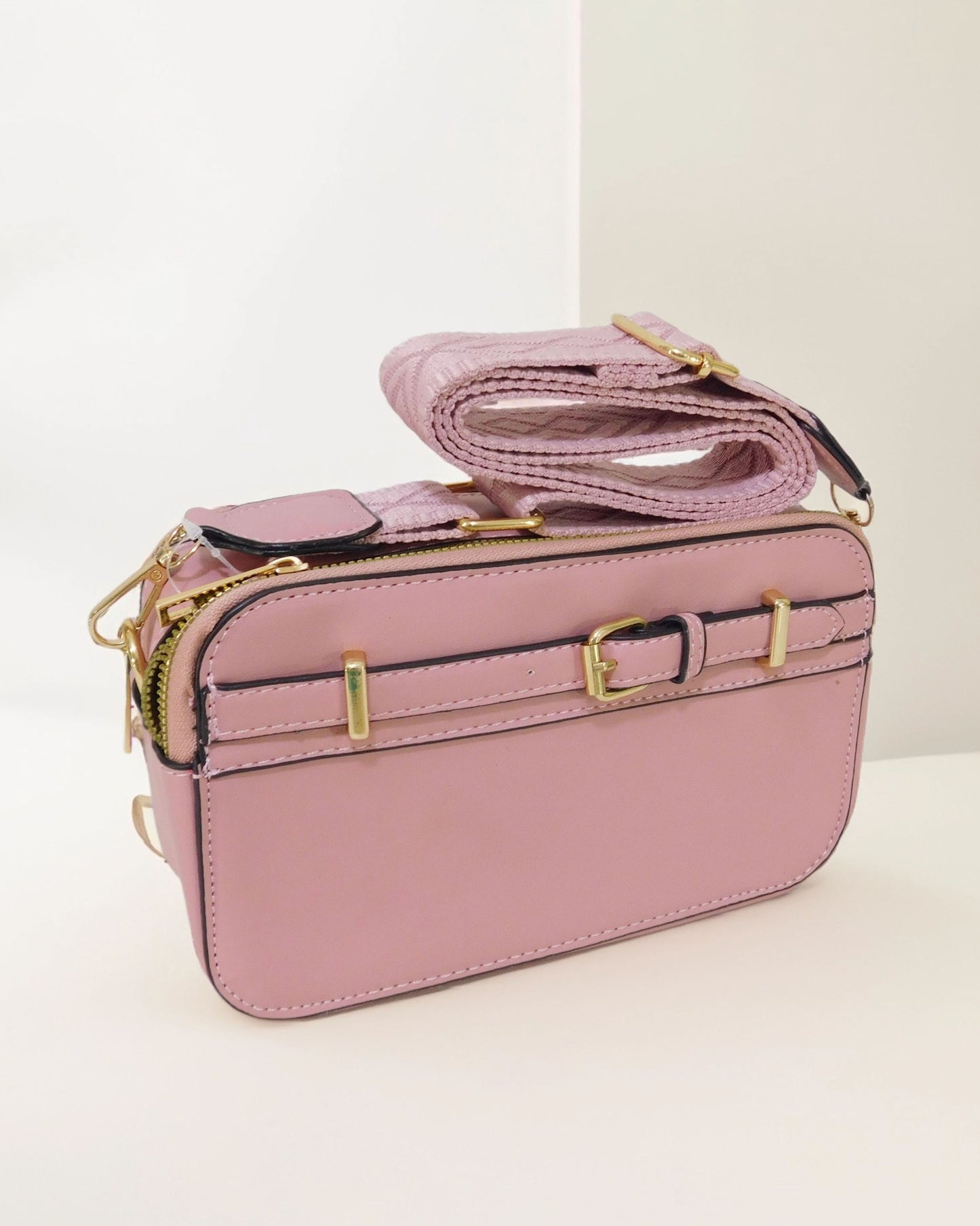 Crossbody con doble zipper y correa decorativa