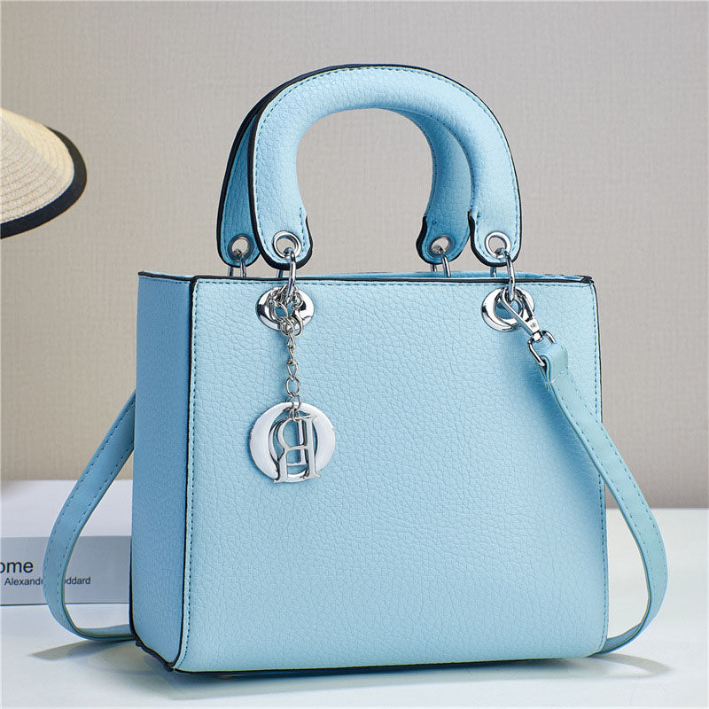 BAG-HO!🎅 • Bolso mediano cuadrado con asas redondeadas, dije metálico plateado con letras