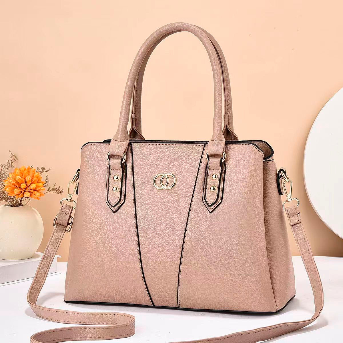 Cartera mediana con detalles en dorado y tiro ajustable par uso en hombro