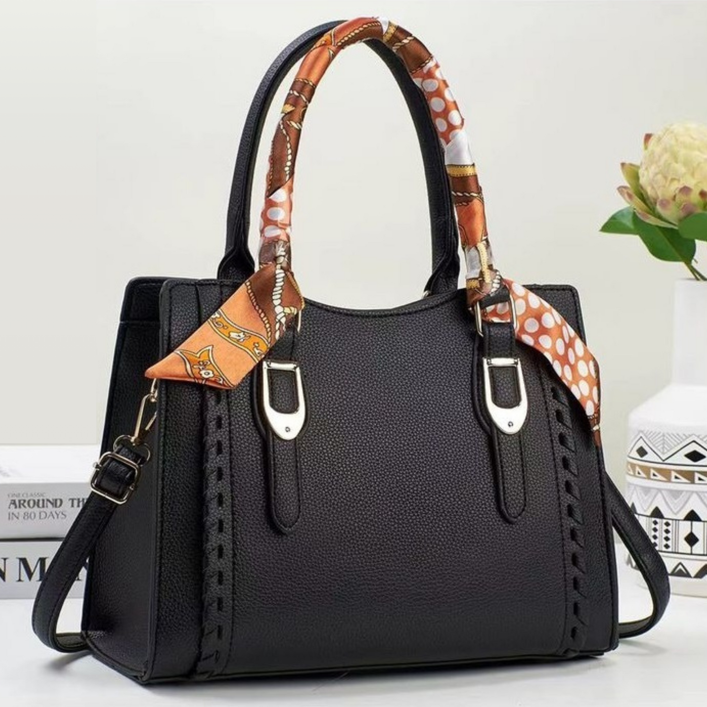 Cartera mediana con lazo decorativo