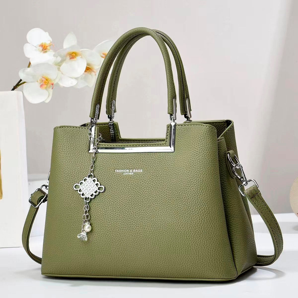 Bolso de mano con asas doble, correa de hombro desmontable. Dije decorativo plateado