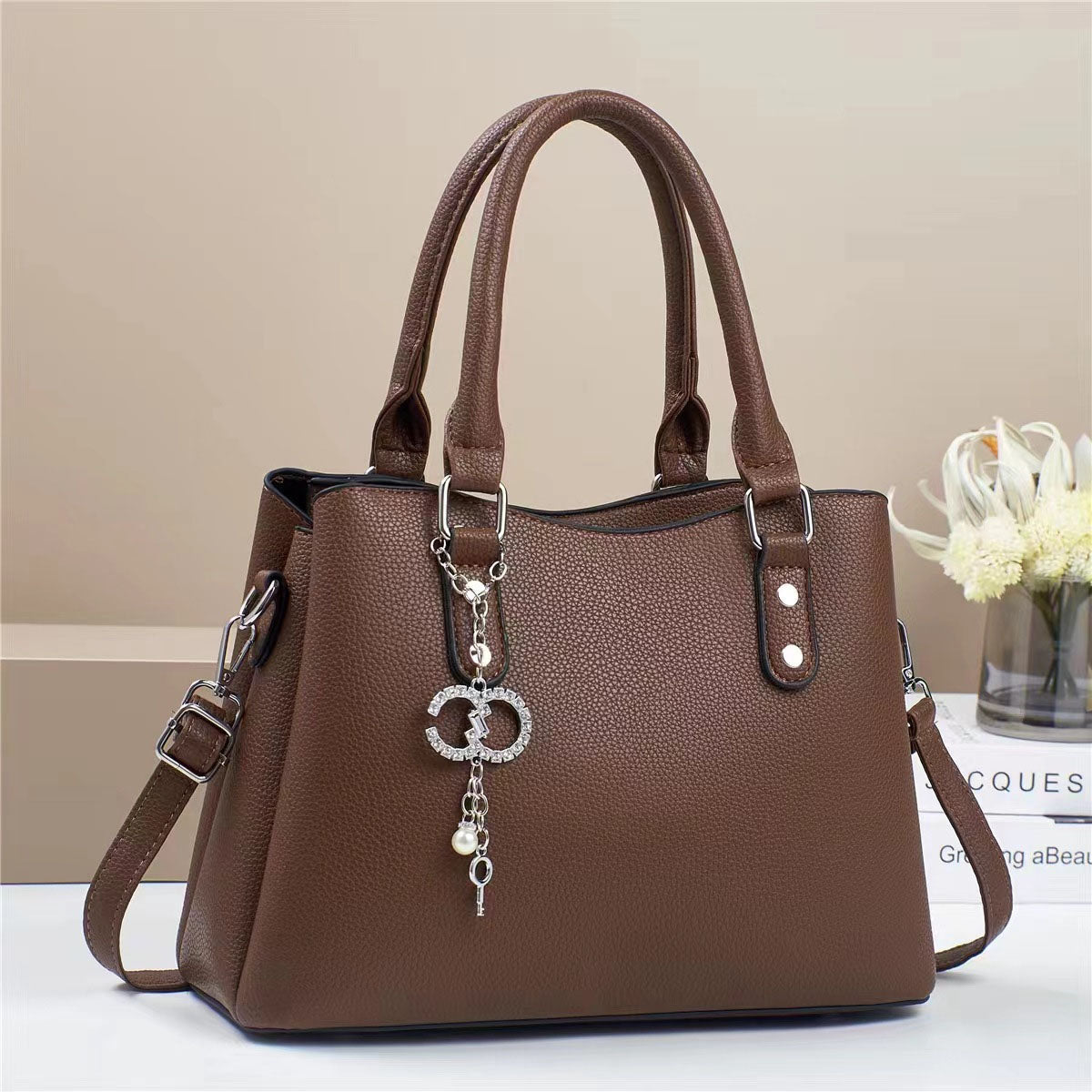 Cartera de mano, tamaño mediano con detalles en plateado